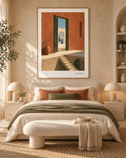 Architecture Méditerranéenne — œuvre seule dans un intérieur contemporain